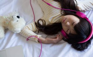 Manfaat Mendengarkan Musik Sebelum Tidur?